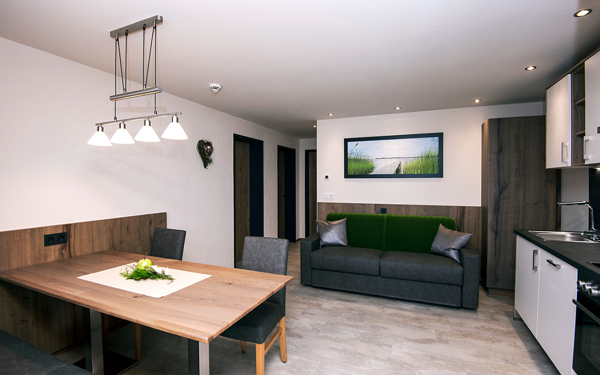 Haus Alpenrose Appartement grosse Wohnküche mit Couch